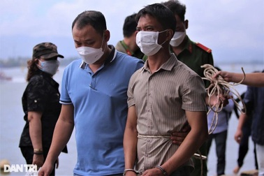 Vụ cha ném con gái xuống sông: "Cháu vẫn ôm búp bê, tay còn cầm bình sữa"