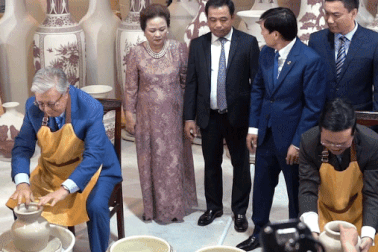 Chủ tịch nước Võ Văn Thưởng và Tổng thống Kazakhstan cùng trổ tài làm gốm