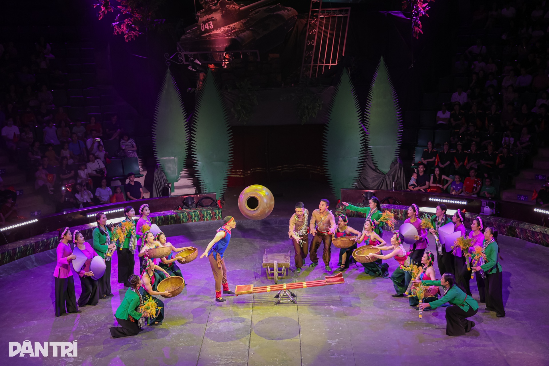 Khán giả mặc áo cờ đỏ sao vàng, cổ vũ xiếc Non sông ngày thống nhất - 7