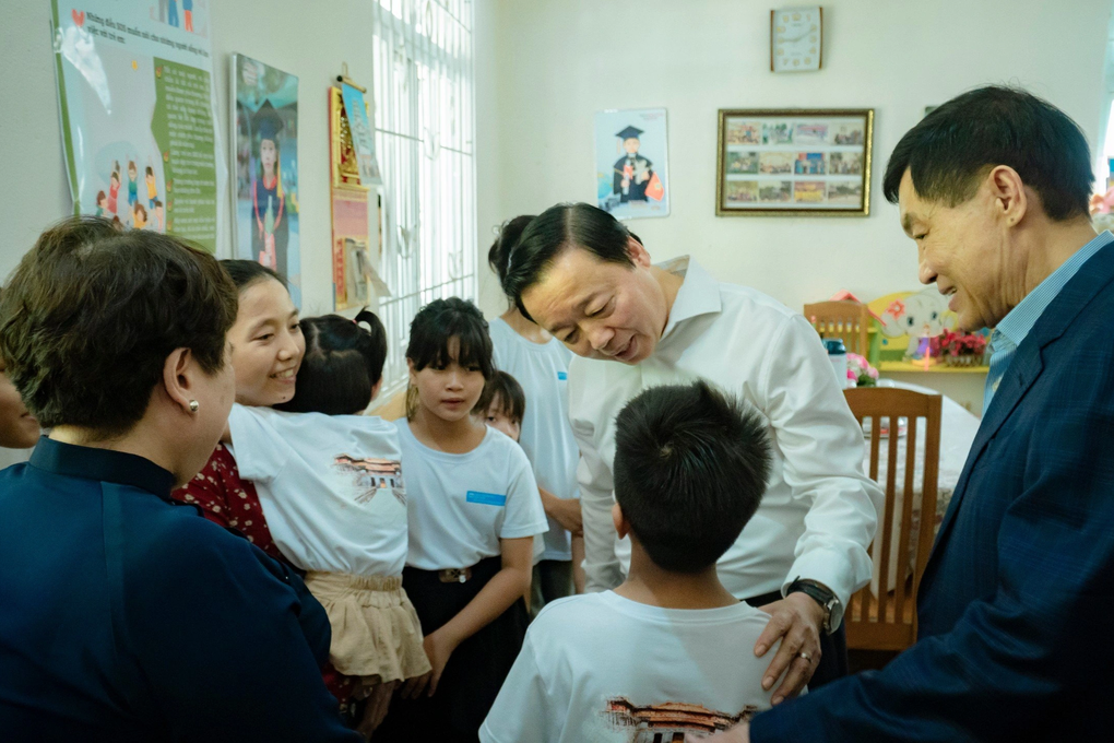 Phó Thủ tướng, các Bộ trưởng thăm và tặng quà trẻ em nhân ngày thiếu nhi - 2