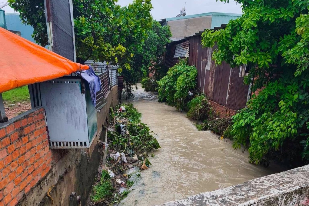 Công an Đồng Nai tìm kiếm bé 10 tuổi nghi bị nước cuốn trong mưa lớn - 1 Công an Đồng Nai tìm kiếm bé 10 tuổi nghi bị nước cuốn trong mưa lớn