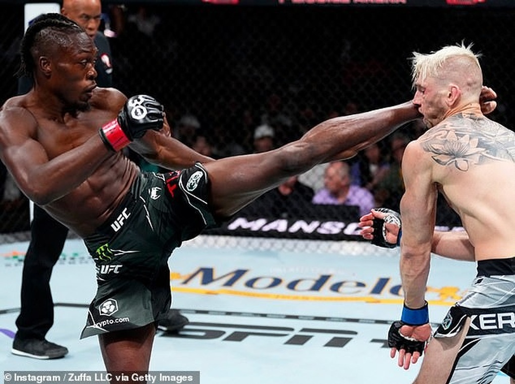 Võ sĩ trả giá đắt sau chiến thắng nhọc nhằn trước đối thủ - 1