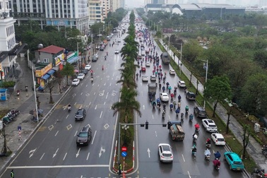 Đường 8 làn ở Hà Nội thông thoáng sau khi ngắt đèn đỏ, đóng ngã tư