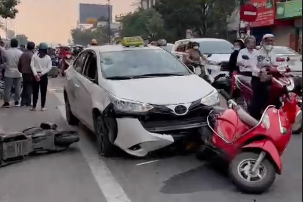 Vụ ô tô tông loạt xe dừng đèn đỏ ở Huế: Lời khai của tài xế - 1 Vụ ô tô tông loạt xe dừng đèn đỏ ở Huế: Lời khai của tài xế - 1