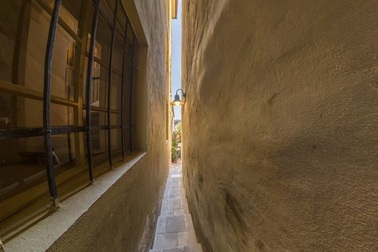 Con phố hẹp tới mức hai người không thể lách qua, phải lắp đèn giao thông tránh ách tắc