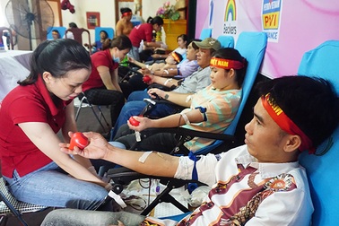 Vừa tan ca 3, công nhân đi hiến máu cứu người