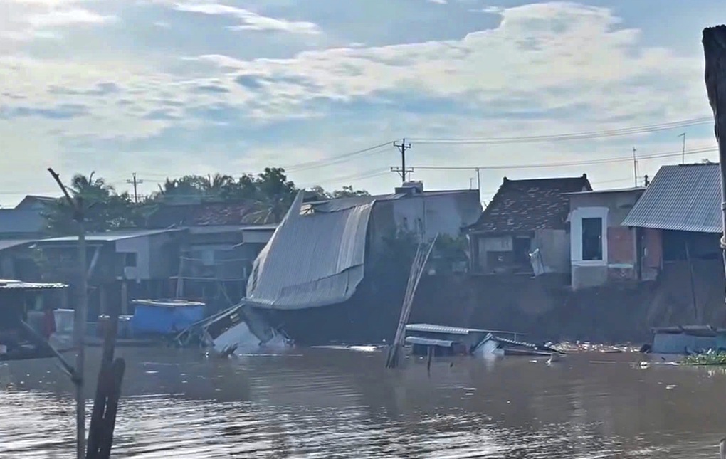 Sạt lở nghiêm trọng ở An Giang, 6 căn nhà rơi xuống sông - 2 Sạt lở nghiêm trọng ở An Giang, 6 căn nhà rơi xuống sông - 2