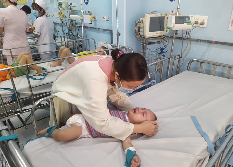 Bước vào cuộc chiến với tay chân miệng, nhiều trẻ bị biến chứng thần kinh - 3 Bước vào cuộc chiến với tay chân miệng, nhiều trẻ bị biến chứng thần kinh - 3