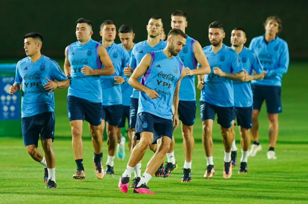 Messi bất ngờ tập riêng, cổ động viên Argentina lo sốt vó - 1 Messi bất ngờ tập riêng, cổ động viên Argentina lo sốt vó - 1