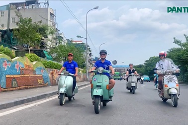 Cấm xe xăng: Người yêu vespa cổ chạy xe ra ngoại ô để duy trì đam mê