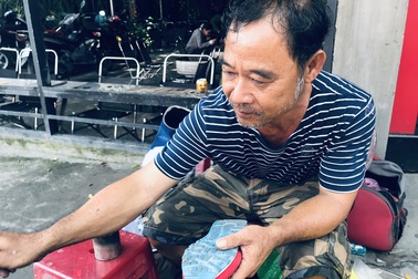 Nghề "cứu"... giày dép cũ