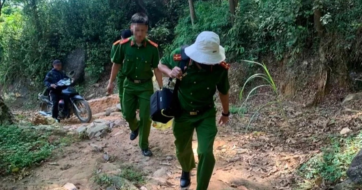 Phát hiện thi thể nam giới đã bắt đầu khô, đen sạm trong rừng