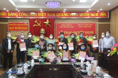 Trao quyết định phụng dưỡng Bà mẹ Việt Nam anh hùng