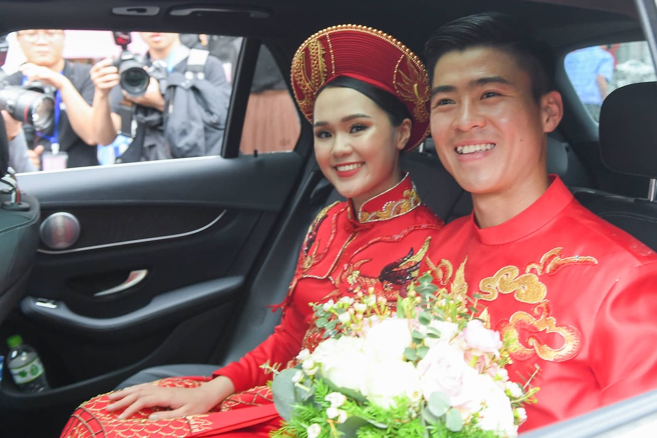 Cầu thủ Duy Mạnh và bạn gái nhà giàu làm lễ ăn hỏi, xôn xao cả phố Xã Đàn - 16 Cầu thủ Duy Mạnh và bạn gái nhà giàu làm lễ ăn hỏi, xôn xao cả phố Xã Đàn - 16
