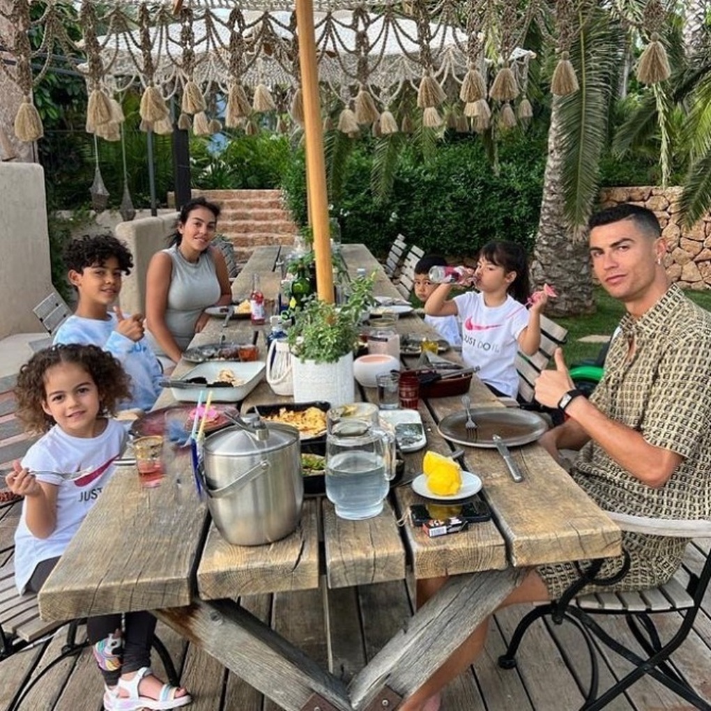 Đẳng cấp nghỉ hè của giới siêu giàu: Hãy nhìn... Cristiano Ronaldo - 10 Đẳng cấp nghỉ hè của giới siêu giàu: Hãy nhìn... Cristiano Ronaldo - 10