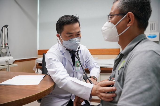 TS BS. Trần Hòa – Phó trưởng khoa Tim mạch Can thiệp khám cho người bệnh.