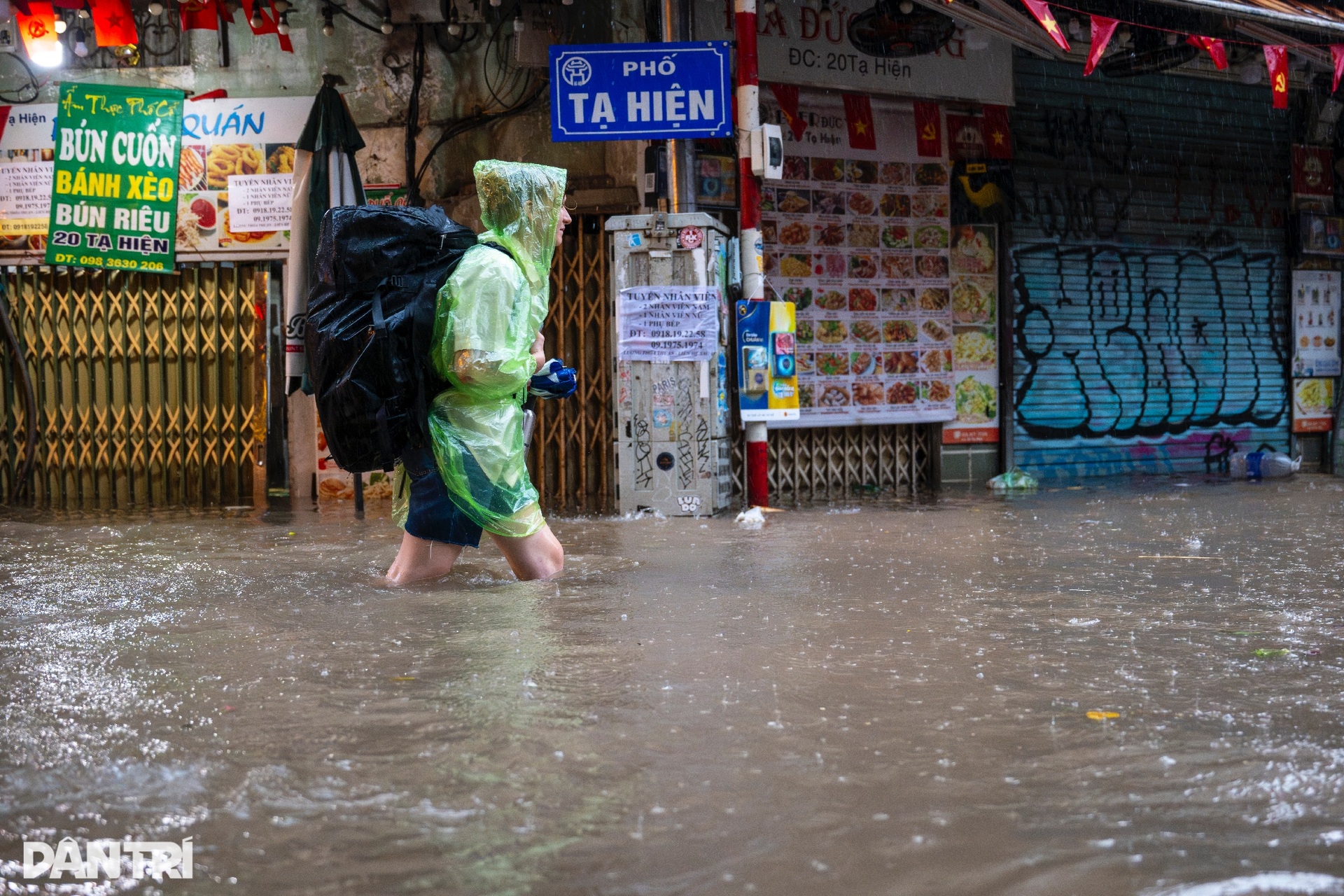 Nhiều tuyến phố cổ Hà Nội ngập sâu chưa từng thấy - 14 Nhiều tuyến phố cổ Hà Nội ngập sâu chưa từng thấy - 14