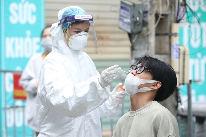 Lấy mẫu xét nghiệm Covid-19 cho người dân tại Hà Nội. Ảnh minh họa
