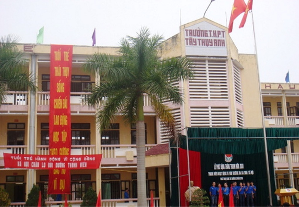 Nam sinh lớp 10 bị bạn học dùng vật nhọn đâm trọng thương - 1 Nam sinh lớp 10 bị bạn học dùng vật nhọn đâm trọng thương - 1