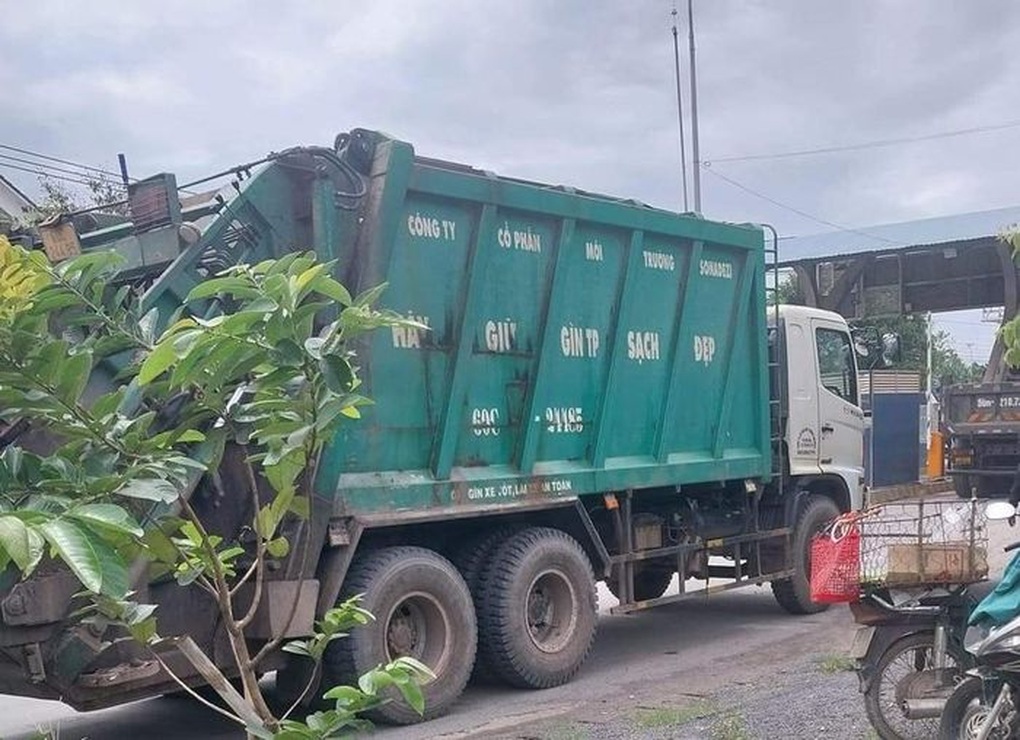 Tạm giữ tài xế lái xe rác làm bé trai tử vong - 1