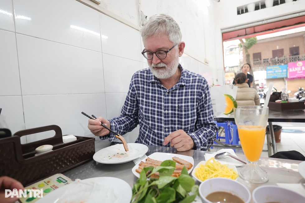 Hà Nội: Quán bánh ướt đĩa chồng đĩa, hút khách bởi cách ăn độc đáo - 6 Hà Nội: Quán bánh ướt đĩa chồng đĩa, hút khách bởi cách ăn độc đáo - 6
