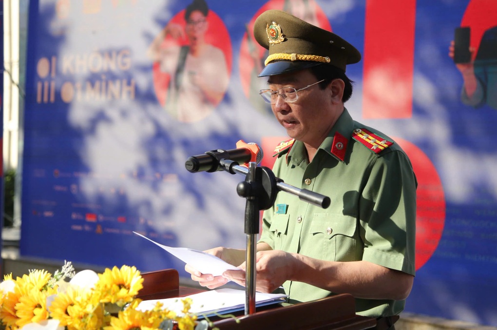 Công an TPHCM phát động chiến dịch bảo vệ trẻ em trước cạm bẫy trực tuyến - 2 Công an TPHCM phát động chiến dịch bảo vệ trẻ em trước cạm bẫy trực tuyến - 2