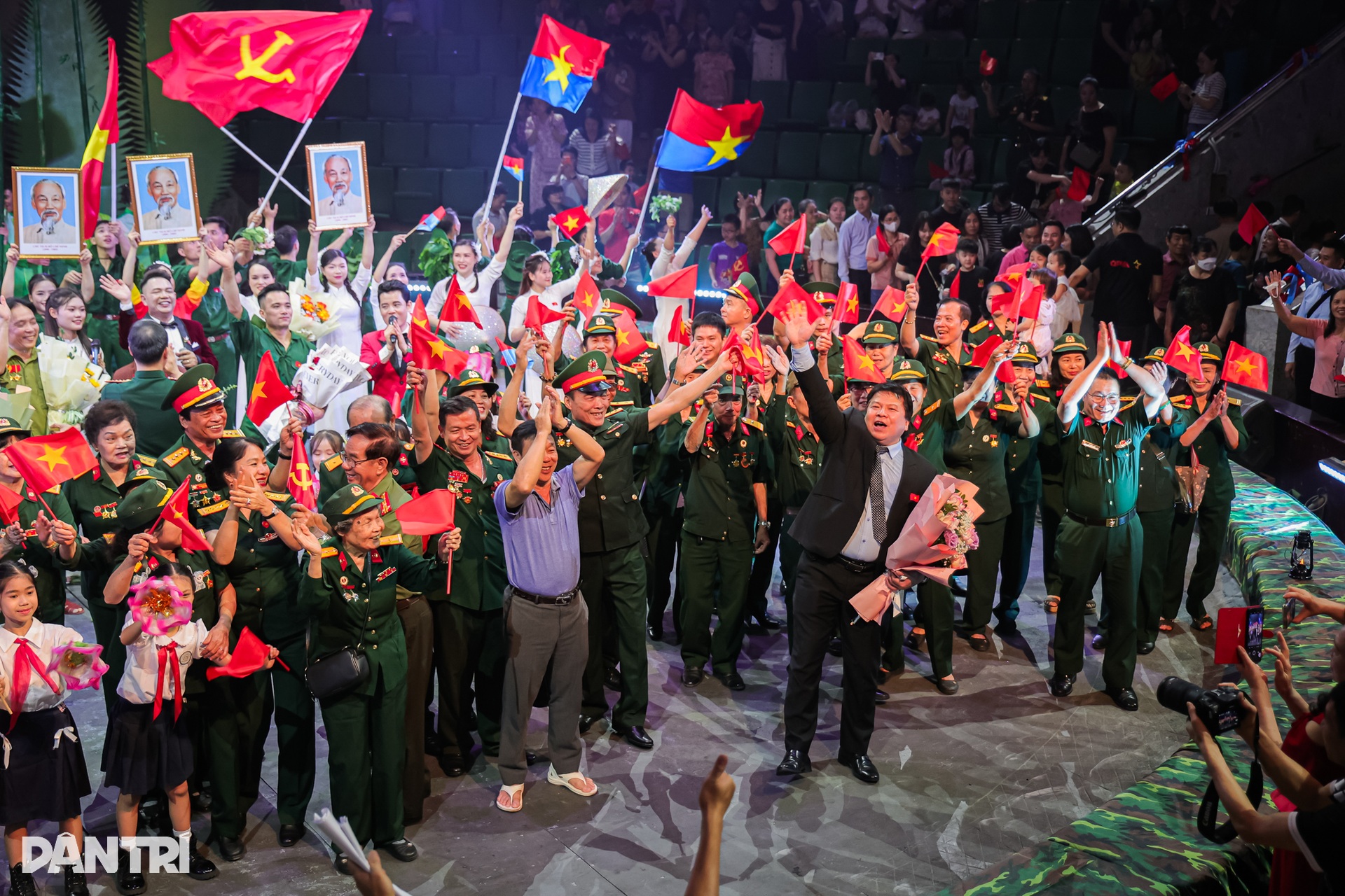 Khán giả mặc áo cờ đỏ sao vàng, cổ vũ xiếc Non sông ngày thống nhất - 15