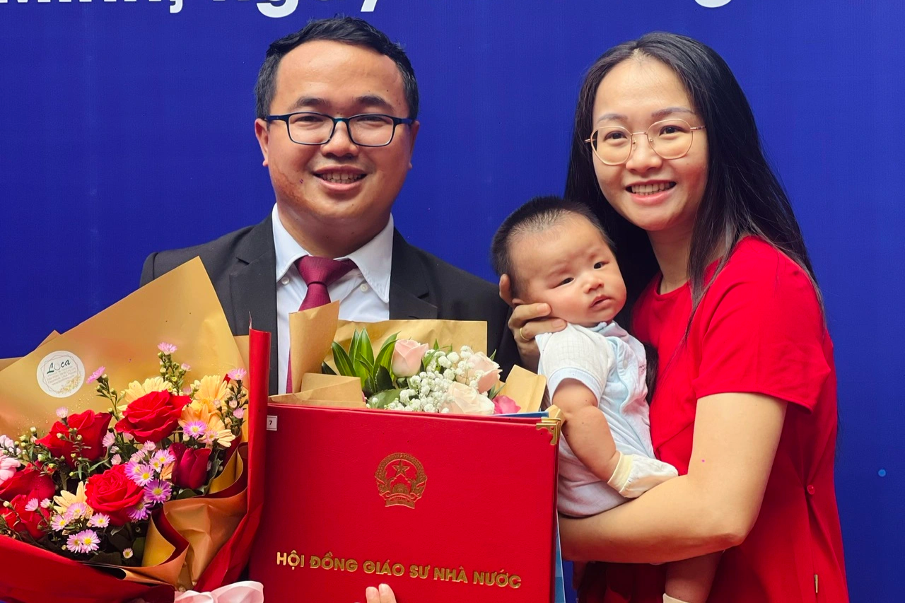 פרופסור חבר שנולד בשנת הדרקון זכה בסערה של פרסים, הפרס הגדול ביותר היה... אשתו שילדה - 4 Phó giáo sư tuổi Thìn nhận bão giải thưởng, giải lớn nhất là... vợ đẻ - 4