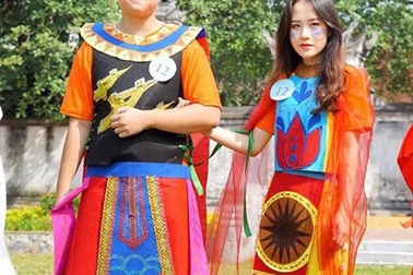 Học sinh thích thú với giờ thực hành môn Văn học tại Cổ Loa