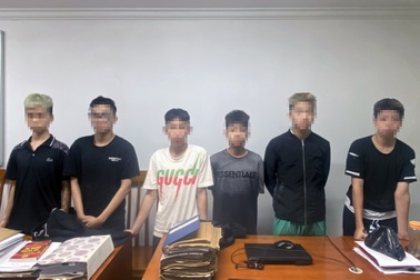 Nhậu xong, nhóm choai choai cầm chai bia đi cướp xe máy