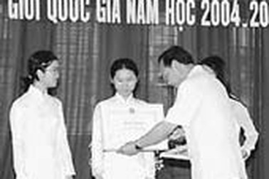 Nghệ An: 126 triệu đồng phát thưởng cho học sinh giỏi