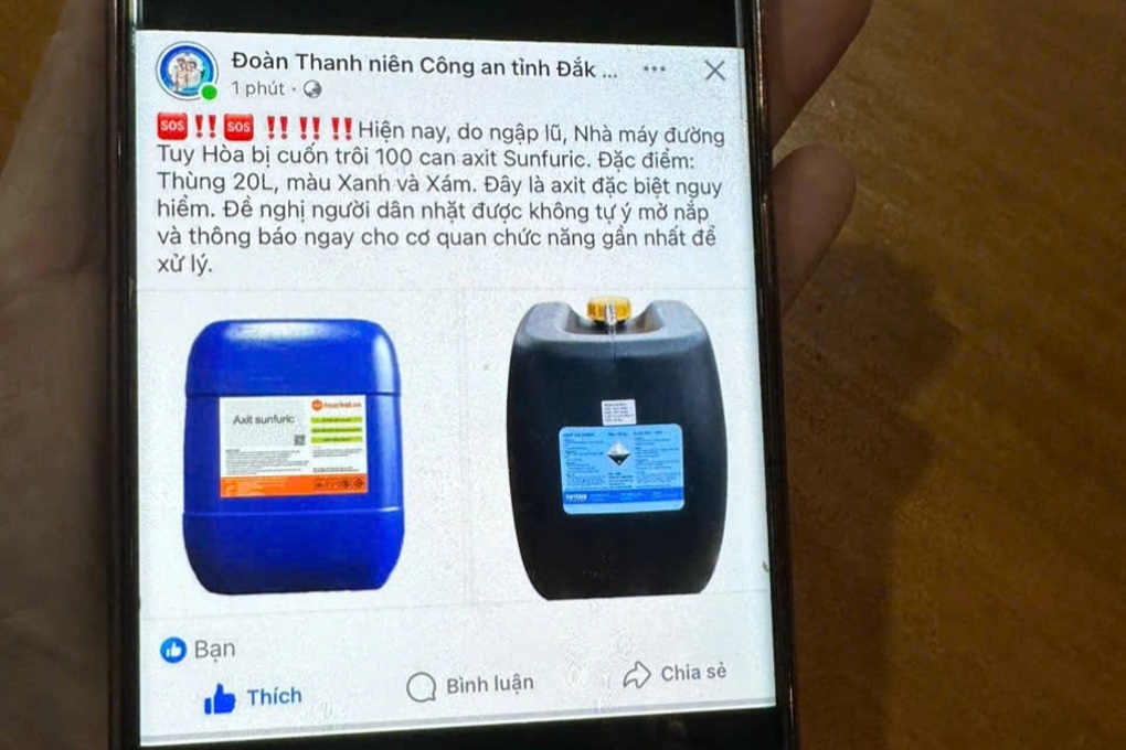 100 can axit sunfuric bị lũ cuốn trôi, công an phát cảnh báo nguy hiểm - 1