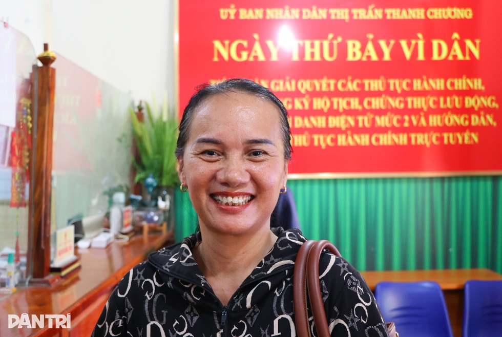 Làm việc thứ bảy, cán bộ vất vả nhưng người dân vui - 7 Làm việc thứ bảy, cán bộ vất vả nhưng người dân vui - 7