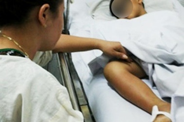 Bệnh nhi nguy kịch vì đắp thuốc thầy lang chữa rắn cắn