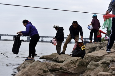 Cá chép tấp nập đi... lên trời