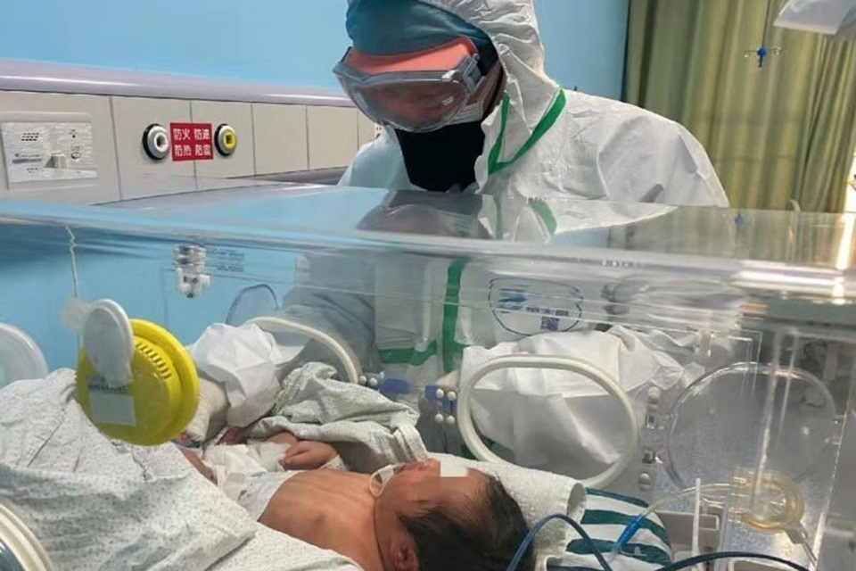 Trung Quốc phát hiện trẻ sơ sinh nhiễm virus corona khi vừa chào đời - 1 Trung Quốc phát hiện trẻ sơ sinh nhiễm virus corona khi vừa chào đời - 1