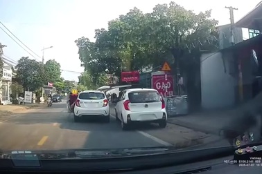 Nữ tài xế có tình huống xử lý đầy khó hiểu