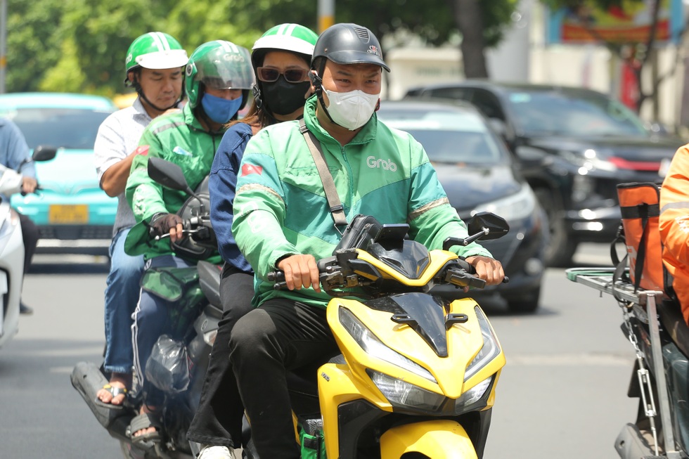 Tài xế xe ôm công nghệ chạy ngày lẫn đêm nhưng quyền lợi bị bỏ ngỏ