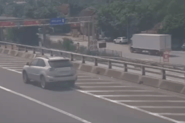 Nam tài xế bị phạt 35 triệu đồng vì lùi xe trên đường cao tốc
