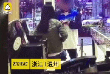 Con trai đánh mẹ tàn nhẫn vì làm gián đoạn khi chơi smartphone gây phẫn nộ