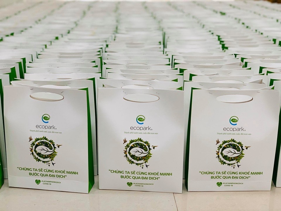Tặng cờ Tổ quốc, nước rửa tay khô kêu gọi người dân ở nhà chống dịch - 1 Tặng cờ Tổ quốc, nước rửa tay khô kêu gọi người dân ở nhà chống dịch - 1