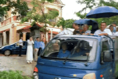 Đám hỏi ở Vĩnh Phúc gây sốt, nhà gái đi xe tải "mui trần" qua đường bùn đất