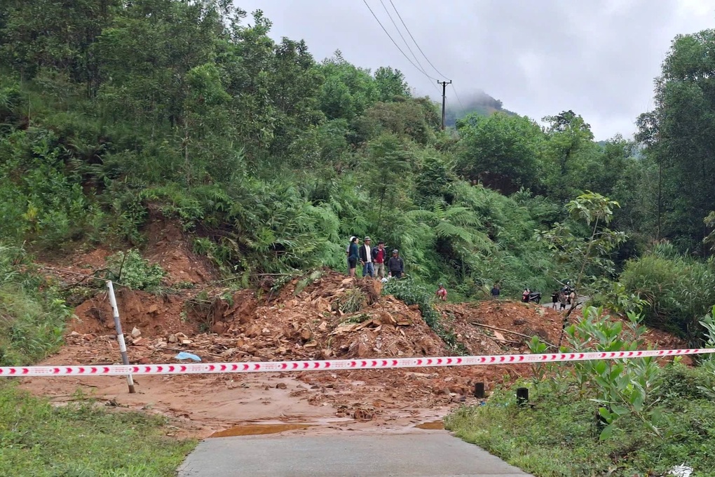 Sạt lở núi, gần 800 người dân ở xã vùng cao Quảng Ngãi bị cô lập - 1 Sạt lở núi, gần 800 người dân ở xã vùng cao Quảng Ngãi bị cô lập - 1