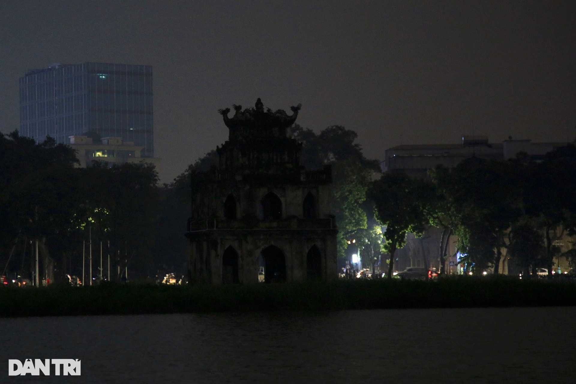 Hồ Gươm tắt đèn tưởng niệm nạn nhân tử vong trong đại dịch Covid-19 - 3