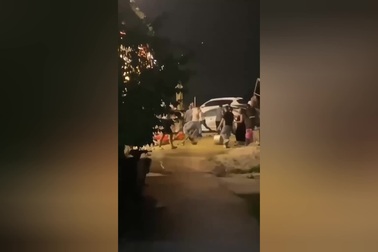 Xôn xao clip hàng chục người bao vây ô tô, tài xế lùi xe trong hoảng loạn