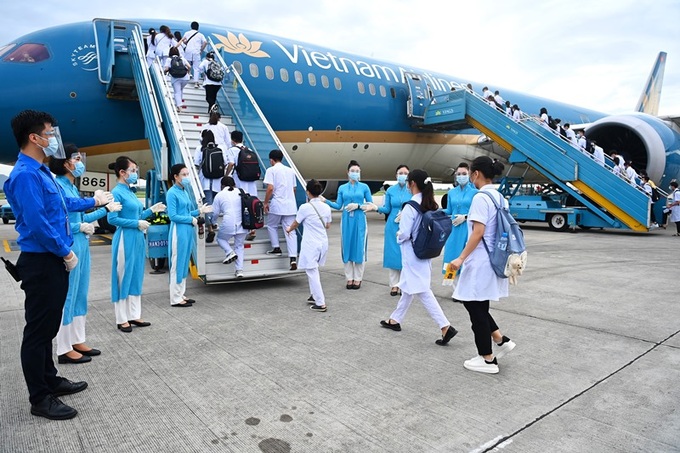 Vietnam Airlines &quot;thần tốc&quot; đưa lực lượng y tế tỉnh Hải Dương vào TP.HCM chống dịch - Ảnh 5.