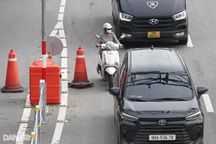 Hàng loạt xe máy đi sai làn trên tuyến đường mới lắp dải phân cách ở Hà Nội