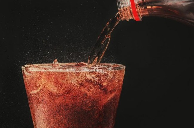 2. Soda  y tế Đồ uống có ga hoặc soda là một trong những kẻ thù tồi tệ nhất của bạn. Chúng có thể làm rối tung mọi thứ, từ làn da, lượng đường trong máu, đến hormone và tâm trạng của bạn. Hãy quên việc tiếp thị và các nhãn hiệu nói rằng nó tốt cho bạn hoặc nó có chứa các chất dinh dưỡng hoặc vitamin. Tất cả những gì nó có là một bó đường, thuốc nhuộm thực phẩm và chất bảo quản. Và các phiên bản không đường cũng không tốt hơn vì chúng có chứa chất làm ngọt nhân tạo có hại. Mua một máy xay sinh tố hoặc máy làm nước trái cây và tự làm nước ép. Và nếu bạn bỏ lỡ các bong bóng, bạn luôn có thể thêm nước ép trái cây tự chế của bạn vào một ít nước lấp lánh và voila!