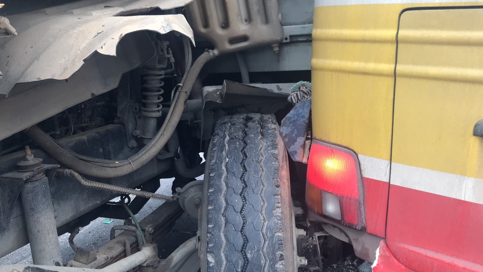 Xe buýt nát bét sau va chạm, nhiều người bị thương - 4 Xe buýt nát bét sau va chạm, nhiều người bị thương - 4