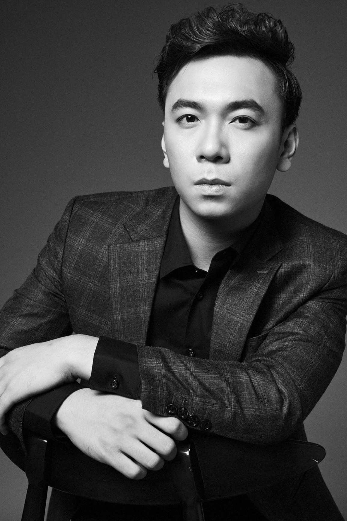 Ca sĩ Lê Việt Anh làm khó bản thân khi vào vai nhà viết kịch Lưu Quang Vũ - 1 Ca sĩ Lê Việt Anh làm khó bản thân khi vào vai nhà viết kịch Lưu Quang Vũ - 1
